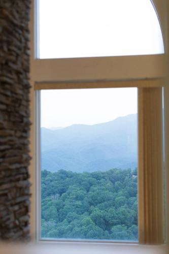 Luxury Chalet 5BR Sleeps 18 Mind-Blowing Views - image 5