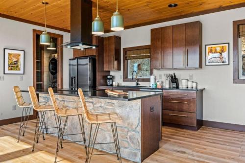 Luxury Cabin Mountain Views Hot Tub & Game Loft - image 3
