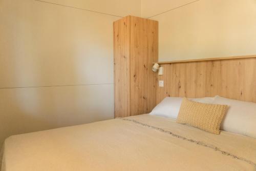4 twin beds