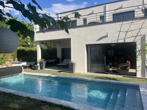 Etage privé chambre et salon bureau avec terrasse dans villa contemporaine et accès piscine - Chambre d'hôtes - Charbonnières-les-Bains
