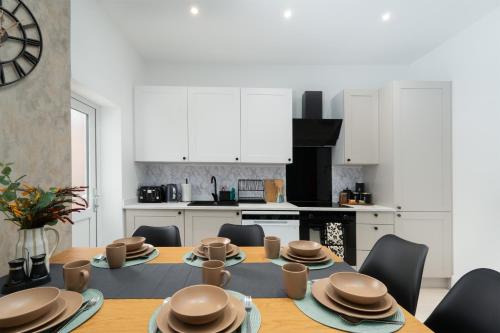 3 Bed House Free On Street Parking 11PPL
