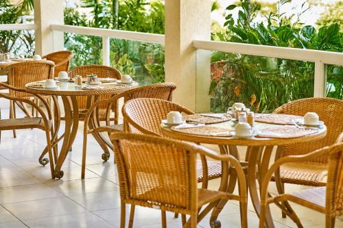 Restaurante, Sunbay Hotel- Daily Breakfast & Beach Access Included in Maxwell Coast