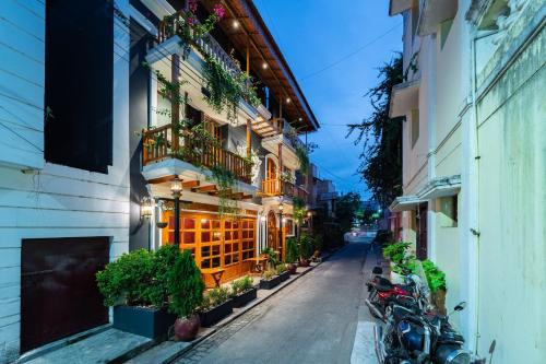 Exterior view, Versailles Backpacker Hostel in Pondicherry