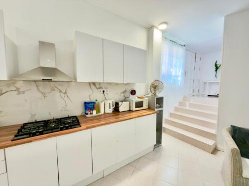Alquiler de Habitación privada con las areas de sala, cocina y baño que se comparten cerca al Mar! 3