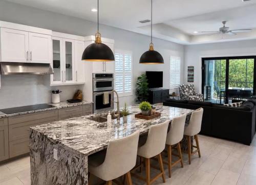 Naples Modern Masterpiece 3BR Pool Spa & Bikes - image 2