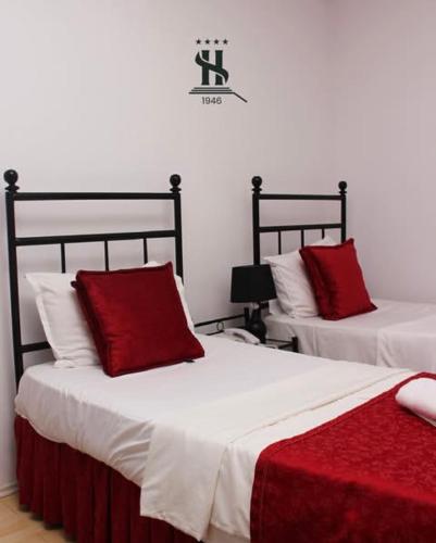1 king bed, 2 twin beds