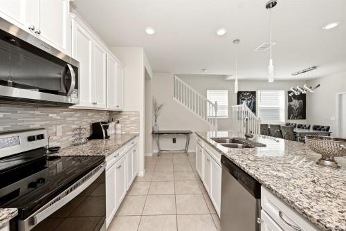 Sleek 5BR Home near Disney Pool & Park - image 5