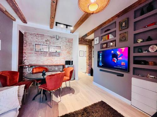 Hearth of Belgrade 3 Bedroom Duplex 2 Bathrooms Sleeps 7