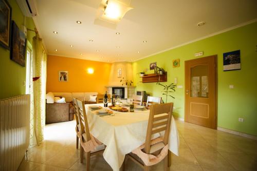  Apartment Ana, Pension in Omiš bei Srijane