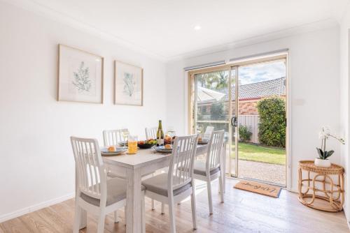Pet friendly Driftwood Cottage 1-28 Farm Rd - W-Fi Air Con and ground floor - image 4