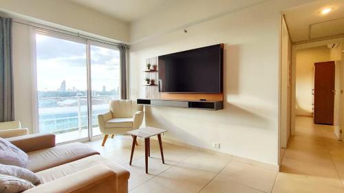 Trinity Towers Apartment Near CIT with Pool and Gym