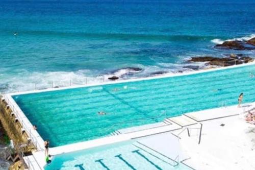 Chic Bondi Studio: 400 mtrs to Surf, Wifi & AC 2