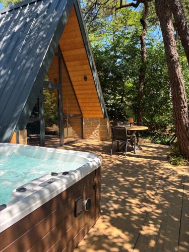 Erkély/terasz, Chalet CanopéA 28 m2 au Domaine CollinéA (Chalet CanopeA 28 m2 au Domaine CollineA) in Bathernay