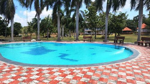 Peldbaseins, Kishkinda Hertiage Resort in Sanapur