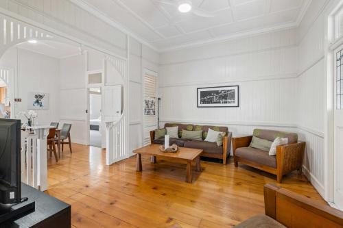 Modern 3BR Home in Coorparoo Near Brisbane City - image 5