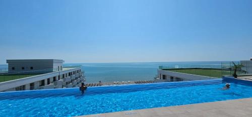 Infinity Large Family Apartment - Infinity Pool & Spa Resort Parking - image 3