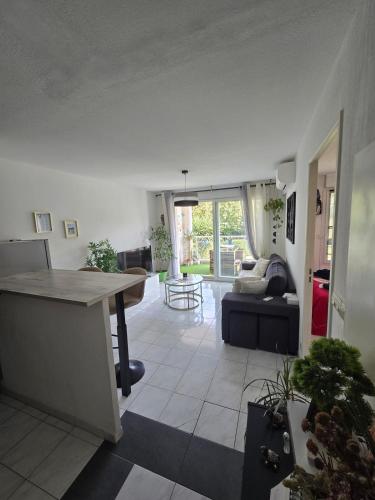 Very well-located apartment in Golfe Juan with a locked garage