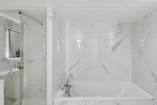 Number 1 - NOCNOC - Elegant 2 bedroom apartment - image 3