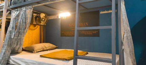 Sinhassan 104 Dormitory Hostel BackPackers in Beachfront