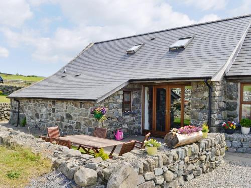 Exterior view, Beudy Hen in Llanfair
