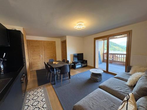 Appartement neuf 50m², 2 chambres, WIFI, parking couvert - FR-1-293-398