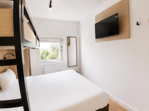 1 queen bed, 1 bunk bed