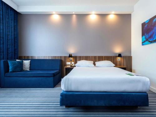1 queen bed, 2 twin beds