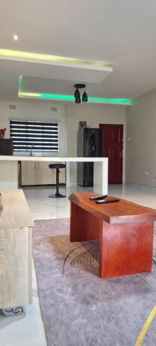 Lowin Suites-One-Bed Apartments - image 3