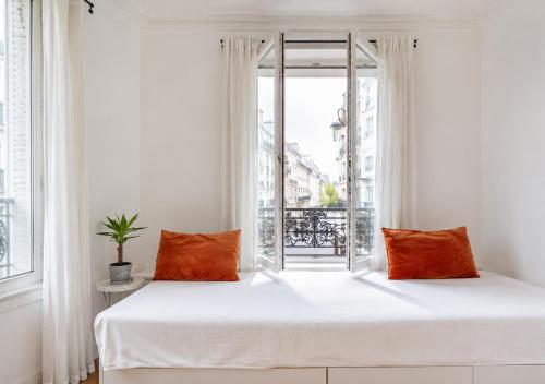 Cosy Apartment with 270 degrees view on Paris streets