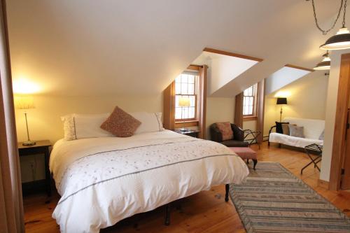 1 king bed, 1 sofa bed
