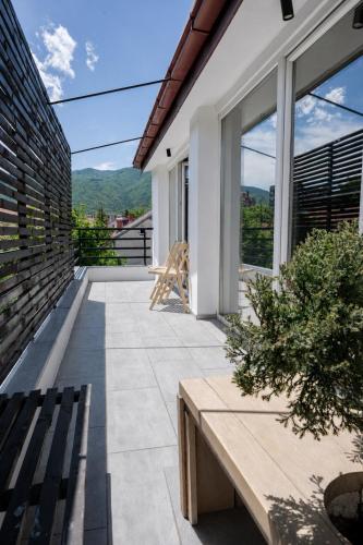 Balkong/terasse, White & Wood in Bitola