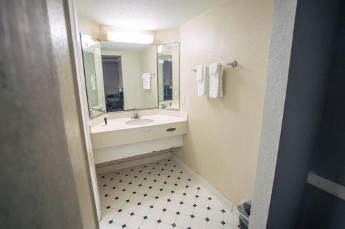 Bathroom, guestinn in Peachtree Corners