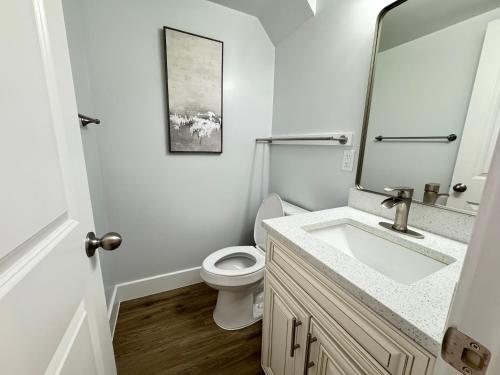 NEW House Cozy 2BR with Parking - image 2