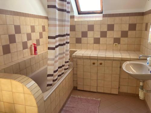 Baño, Pokoj v patře se sdíleným příslušenstvím (Pokoj v patre se sdilenym prislusenstvim) in Doksy