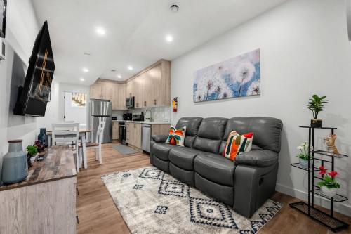 Luna Bright Close to Airport & Trails Pets