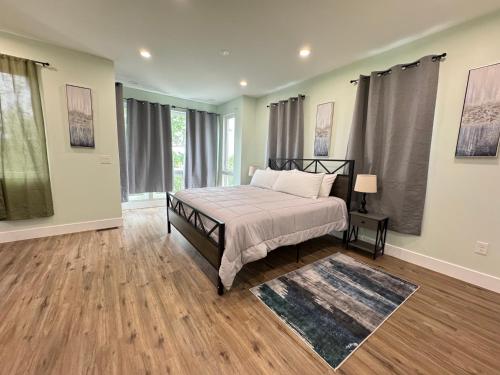 NEW LUX House 4BR with Parking near Downtown - image 4