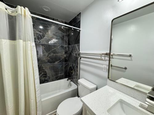 NEW LUX House 4BR with Parking near Downtown - image 5