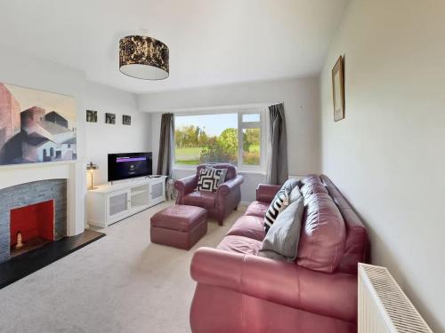 Falkirk House, Work Stays Welcome, Free Parking in Wroughton