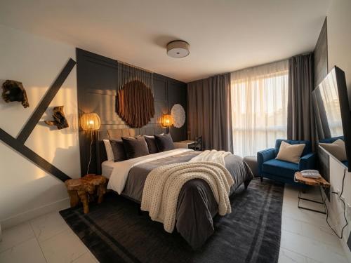 MONROE APART HOTEl