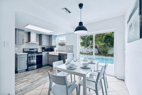 keuken, 2 King Beds, Private Pool & Grill Near Beach & Springs in Port Richey