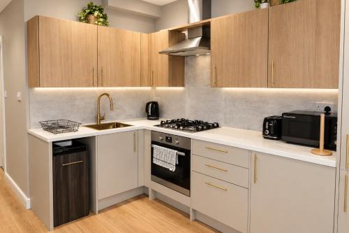 Modern 2BR Flat in Hendon with Private Parking