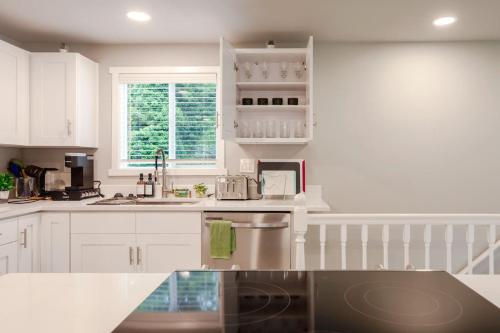 köök, Chic 3BR 2BA Duplex w Serene View BBQ near airport in Bryn Mawr-Skyway