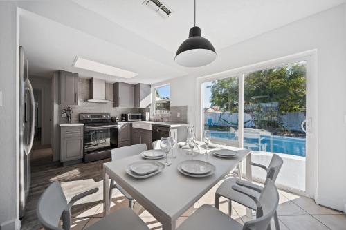 keuken, 2 King Beds, Private Pool & Grill Near Beach & Springs in Port Richey
