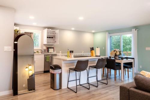 köök, Chic 3BR 2BA Duplex w Serene View BBQ near airport in Bryn Mawr-Skyway