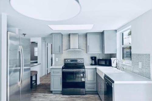 keuken, 2 King Beds, Private Pool & Grill Near Beach & Springs in Port Richey