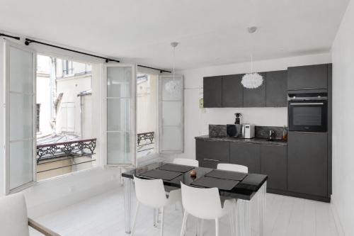 Stylish Le Marais Apartment Near Paris Oldest Market