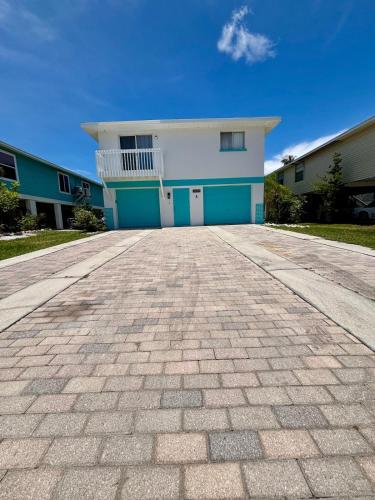 Bradenton Beach Escape | Steps from Beach&Trolley - image 2