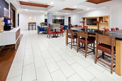 餐飲選擇, 智選假日快捷套房酒店－克洛維斯弗雷斯諾地區－洲際酒店集團旗下 (Holiday Inn Express & Suites Clovis Fresno Area By IHG) in 弗雷斯諾 (CA)