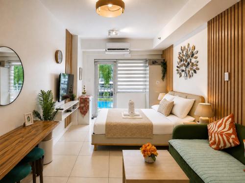 Shell Residences near Mall of Asia with Pool View, Fast WiFi