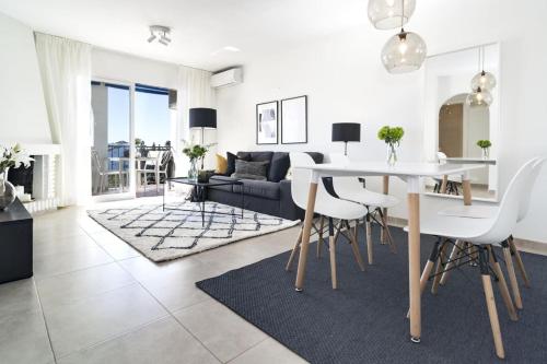 Rdm - Stylish Holiday Apartment With Ocean Views